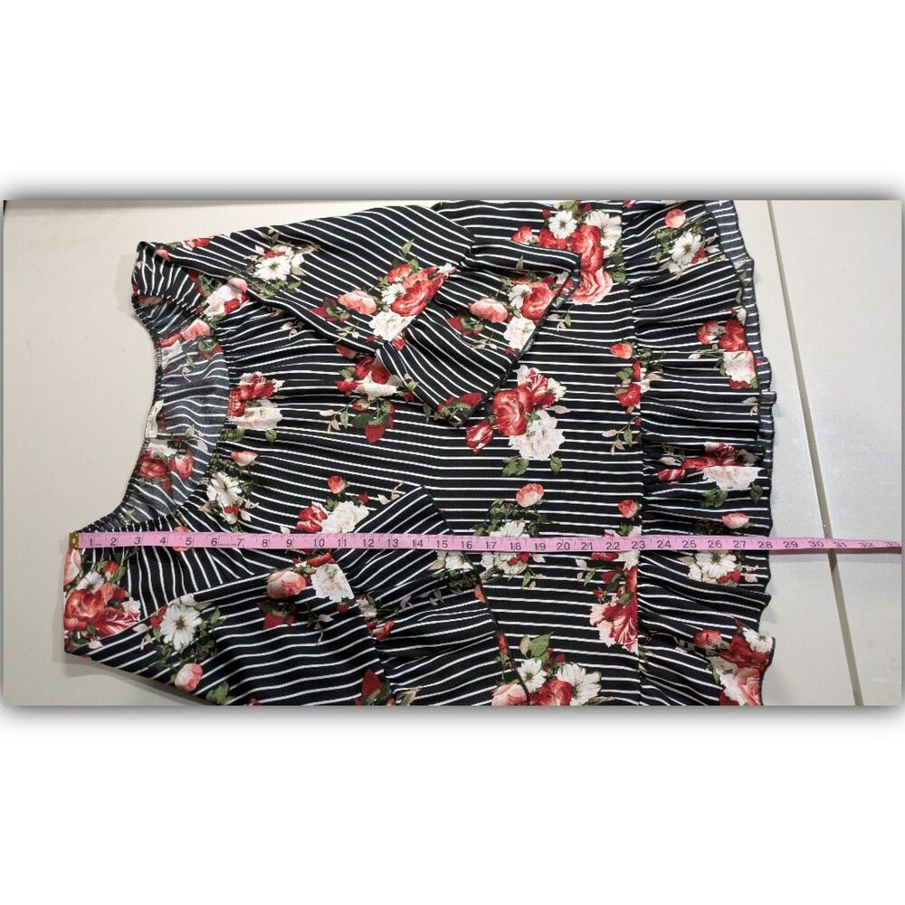 Free Kisses Floral Top with White Stripes Size Plus 2X - Picture 4 of 5